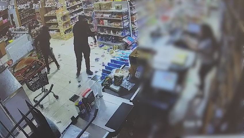 شفاعمرو : اعتقال شقيقان بسرقة ثلاث محال تجارية | فيديو